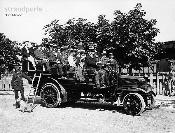 1903 Milnes Daimler Charabanc  (um 1903?). Künstler: Unbekannt