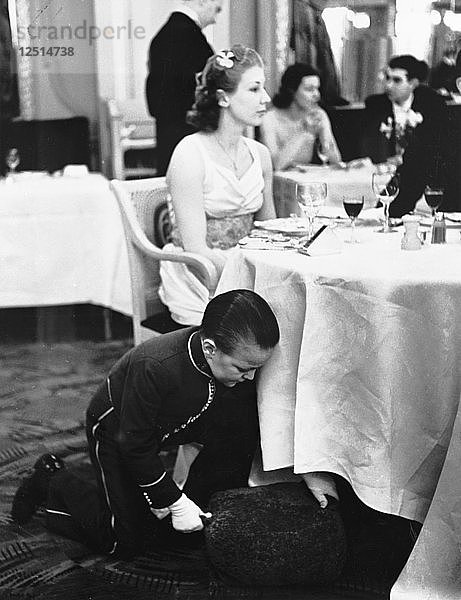 Junge bei der Arbeit im Trocadero Restaurant  Leicester Square  Westminster  London  1939. Künstler: Unbekannt