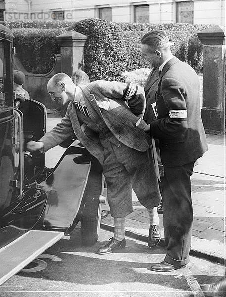 Ein Richter inspiziert ein Auto bei der Southport Rallye  1928. Künstler: Unbekannt