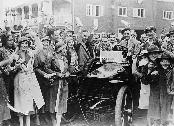 Ein Wolseley von 1904 inmitten einer jubelnden Menschenmenge  Brooklands  Surrey  Ende der 1920er bis Anfang der 1930er Jahre. Künstler: Unbekannt