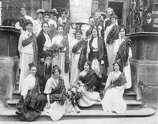Schottische Suffragetten begrüßen Mary Phillips bei ihrer Entlassung aus dem Holloway-Gefängnis  August 1908. Künstler: Unbekannt