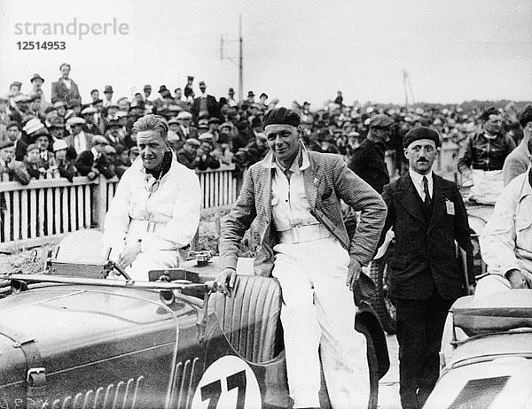 FS Barnes in der Mitte  AH Langley zu seiner Rechten  mit einem Singer Nine Sports Auto  1930er Jahre. Künstler: Unbekannt