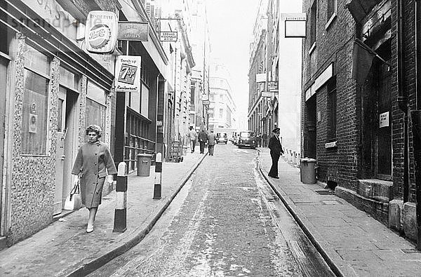 Menschen  die die Botolph Lane in der Londoner City hinuntergehen (ca. 1960er Jahre). Künstler: Unbekannt