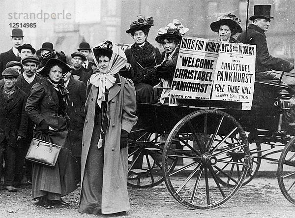 Christabel Pankhurst mit einer Gruppe von Suffragetten  London  1909. Künstler: Unbekannt