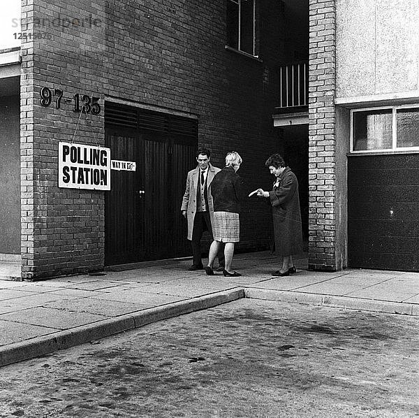 Menschen beim Betreten eines Wahllokals  London  1964. Künstler: Henry Grant