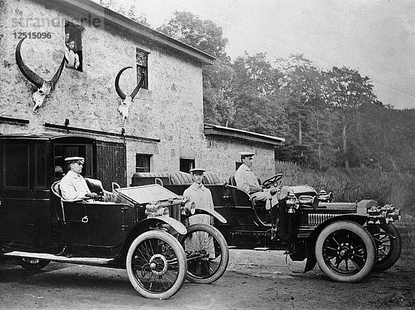 Männer mit 1905er Lanchester und 1906er Daimler in Fort Augustus  Schottland  1907. Künstler: Unbekannt