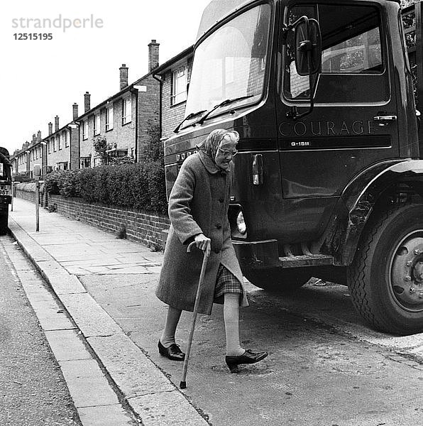 Alte Frau und Lastwagen auf einer Londoner Straße  1977. Künstler: Henry Grant