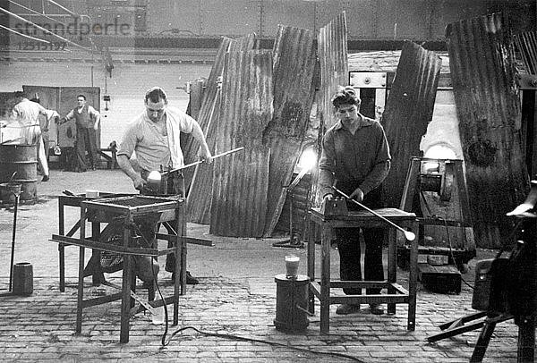 Powells Glassworks  London  1955. Künstler: Henry Grant