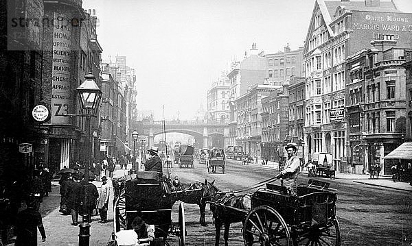 Spaziergänger in der Farringdon Street mit Blick auf das Holborn-Viadukt  City of London  1890. Künstler: Unbekannt