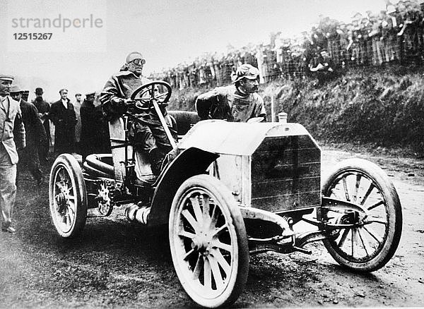Camille Jenatzy in seinem 60-PS-Mercedes  Sieger des Gordon-Bennett-Rennens  Athy  Irland  1903. Künstler: Unbekannt