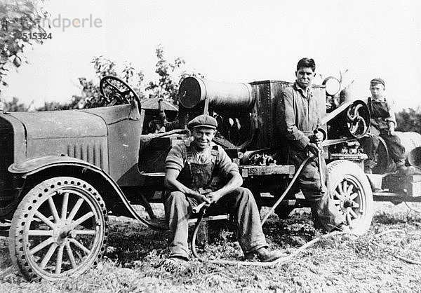 Landarbeiter mit Traktor  (ca. 1930er Jahre). Künstler: Unbekannt