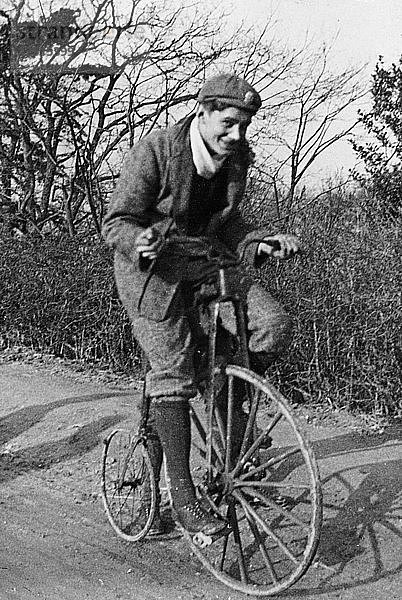Ein junger Lord Nuffield fährt mit dem Fahrrad über einen Feldweg. Künstler: Unbekannt