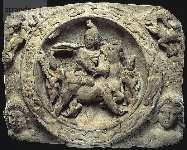 Opferszene mit Mithras  der den Stier tötet. Künstler: Unbekannt