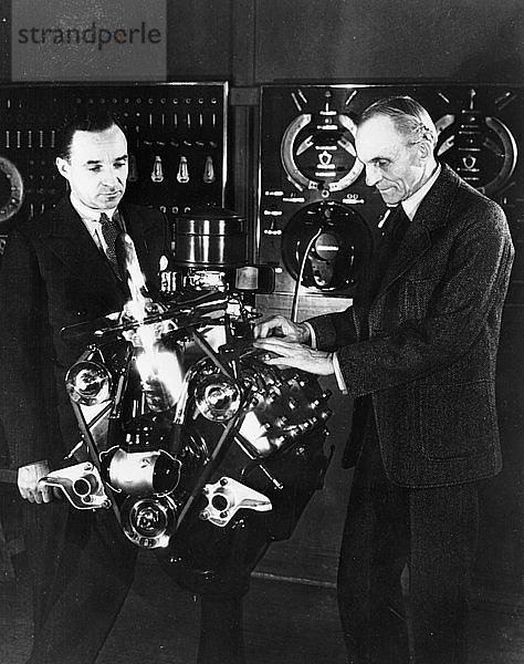 Henry und Edsel Ford mit einem Ford V8-Motor  (ca. 1940er Jahre). Künstler: Unbekannt