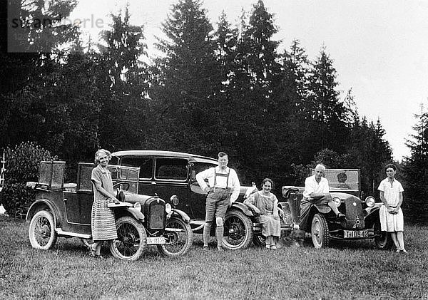 Eine Gruppe von Personen bei einem Ausflug mit ihren Autos  ca. 1929-c1930. Künstler: Unbekannt