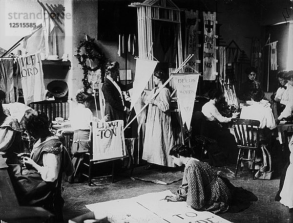 Suffragetten bei der Herstellung von Spruchbändern für den Umzug zum Hyde Park am 23. Juli 1910. Künstler: Unbekannt