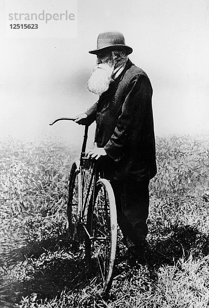 John Boyd Dunlop mit Fahrrad  Juli 1918. Künstler: Unbekannt