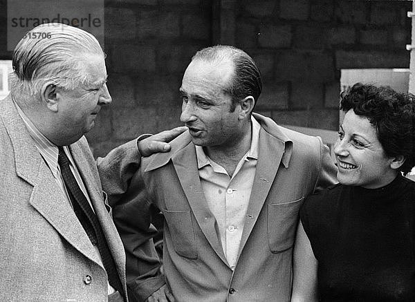 Alfred Neubauer mit Juan Manuel Fangio und seiner Frau  ca. 1954-c1955. Künstler: Unbekannt