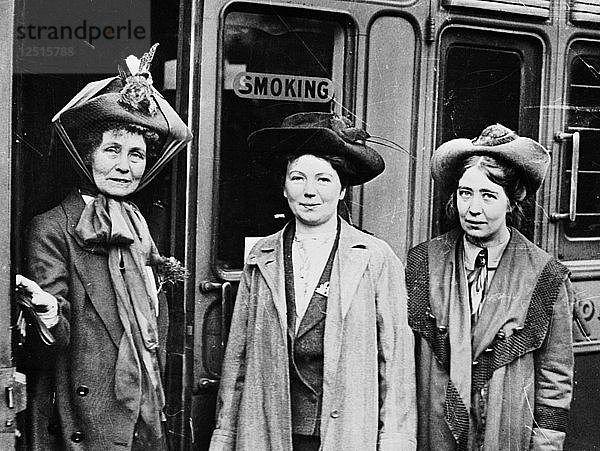 Emmeline  Christabel und Sylvia Pankhurst  Waterloo Station  London  1911. Künstler: Unbekannt