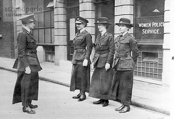 Polizistinnen bei der Inspektion durch Mary S. Allen in London  Mai 1915. Künstler: Unbekannt