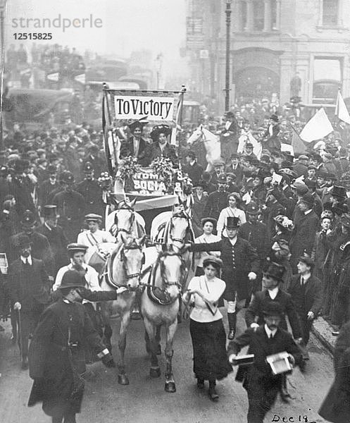 Emmeline Pankhurst und Christabel Pankhurst nach einer Party im Inns of Court Hotel  1908. Künstler: Unbekannt