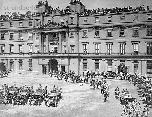 Prozession zum Diamantenen Thronjubiläum von Königin Viktoria im Buckingham Palace  London  1897. Künstler: Unbekannt