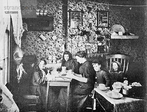 Borstenpflücker bei der Heimarbeit  London  um 1900. Künstler: Unbekannt