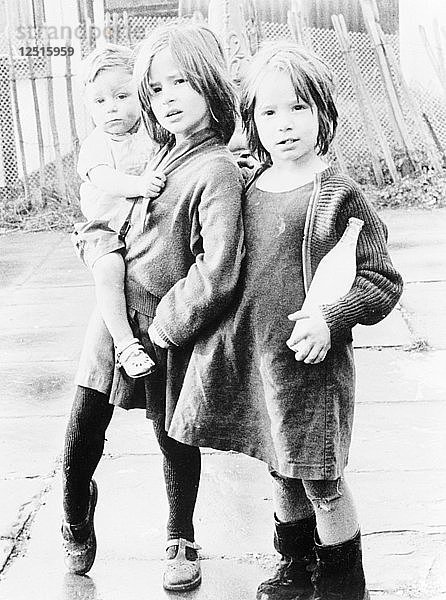 Drei Kinder  Chalk Farm  Camden  London  1965. Künstler: Henry Grant