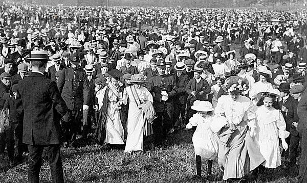 Menschenmenge im Hyde Park am Frauensonntag  21. Juni 1908. Künstler: Unbekannt