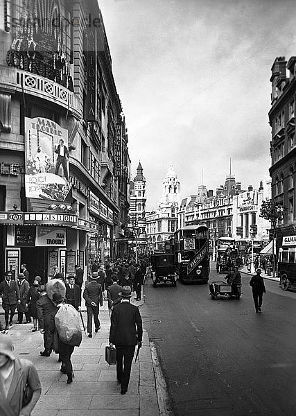 Menschen  die am Astoria Theatre in der Charing Cross Road  Westminster  London  Anfang der 1930er Jahre  vorbeigehen. Künstler: George Davison Reid