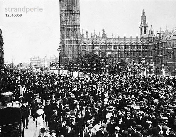Menschenmenge vor den Houses of Parliament auf dem Weg zum Frauensonntag  London  1908. Künstler: Unbekannt