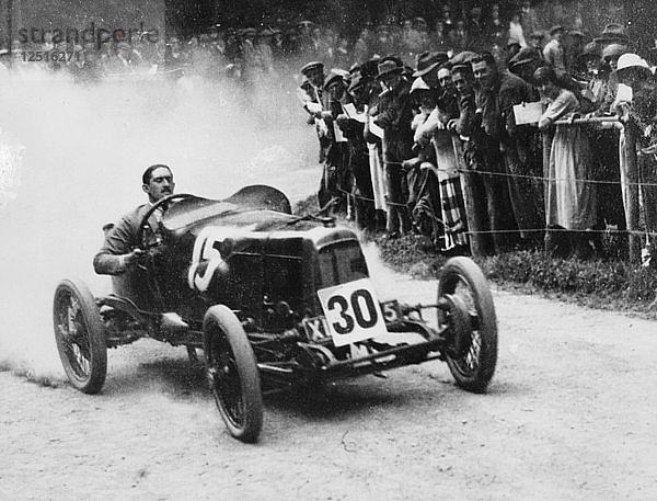Zborowski fährt einen Aston Martin 1 5 Liter Strasbourg von 1922 in Shelsey Walsh  (1922?). Künstler: Unbekannt