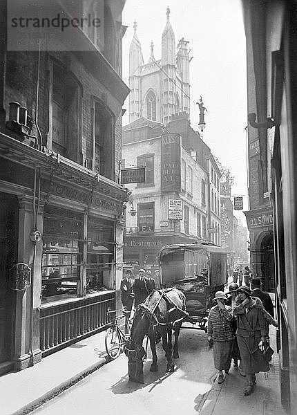 Bow Lane  Blick nach Süden  City of London  um 1930. Künstler: George Davison Reid