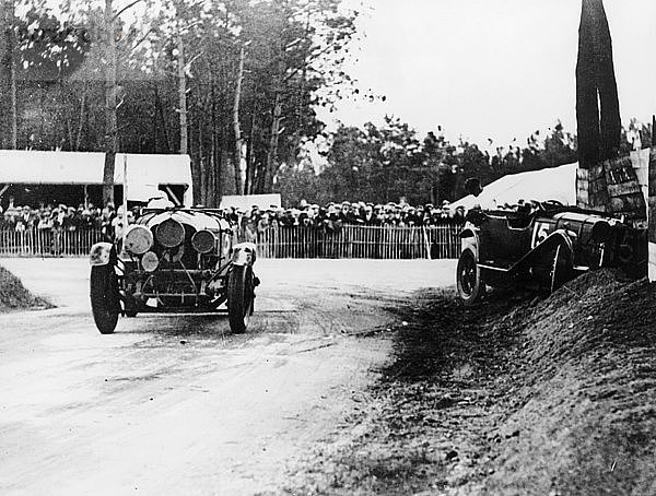 Bentley fährt an einem verunglückten Lagonda vorbei  24 Stunden von Le Mans  1928. Künstler: Unbekannt