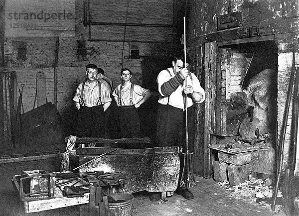 Arbeiter in der Glashütte Whitefriars  City of London  (frühes 20. Jahrhundert?). Künstler: Unbekannt