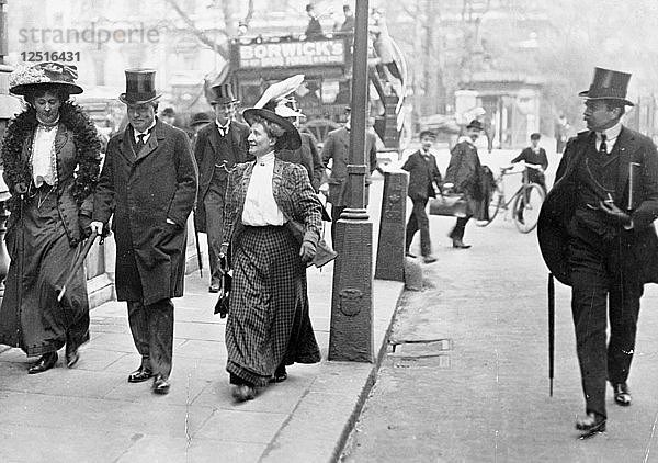 Zwei Suffragetten mit Herbert Asquith  um 1910. Künstler: Unbekannt