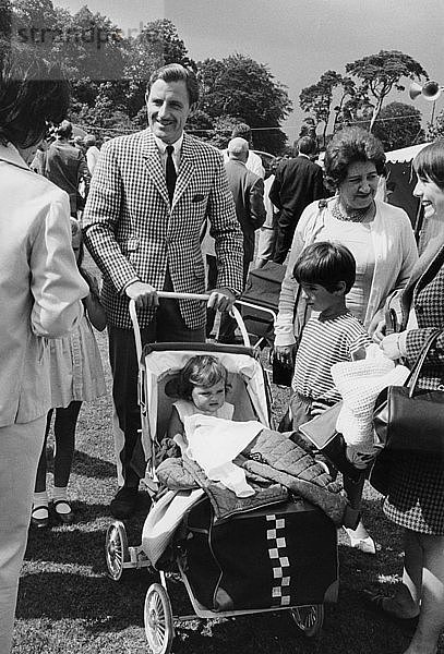 Graham Hill mit seiner Familie  um 1968. Künstler: Unbekannt