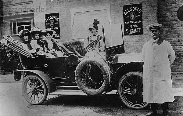 Eine Gruppe von Damen in einem Auto  mit ihrem uniformierten Chauffeur  1910. Künstler: Unbekannt