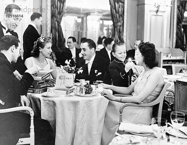 Menschen speisen im Trocadero Restaurant  Leicester Square  London  1939. Künstler: Unbekannt