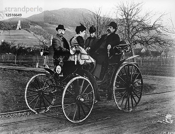Karl Benz mit seiner Frau Bertha in einer Benz-Viktoria  1893. Künstler: Unbekannt
