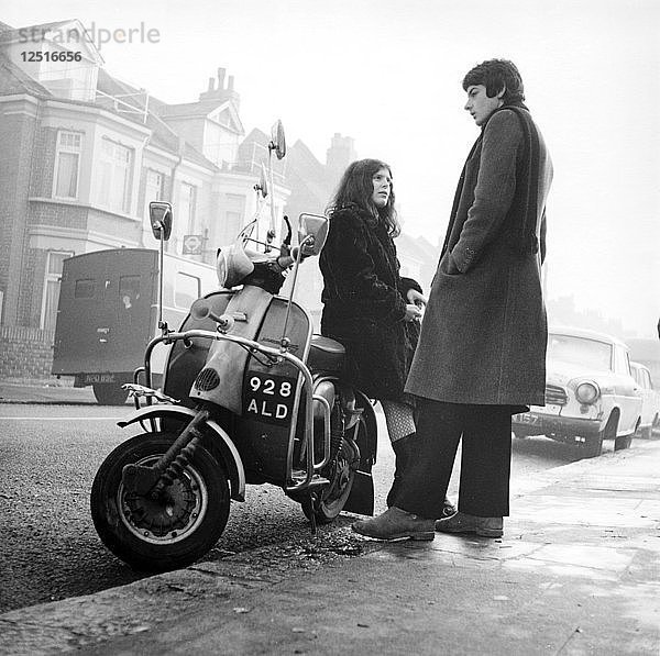 Pärchen mit Motorroller  London  1967. Künstler: Henry Grant