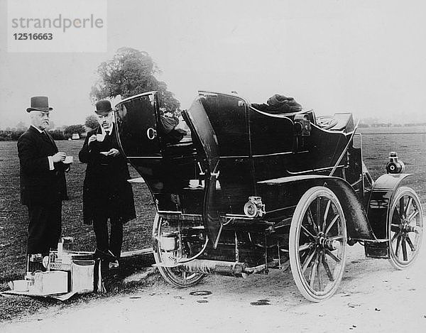 Männer beim Tee neben einem 1901er Panhard  (um 1901?). Künstler: Unbekannt