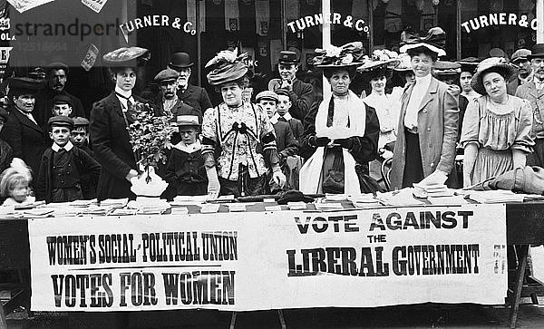 Suffragetten im Wahlkampf während einer Nachwahl  um 1910. Künstler: Unbekannt