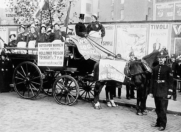 Ehemalige Gefangene der Frauenbewegung werben für eine Protestveranstaltung vor dem Holloway Gaol  1908. Künstler: Unbekannt