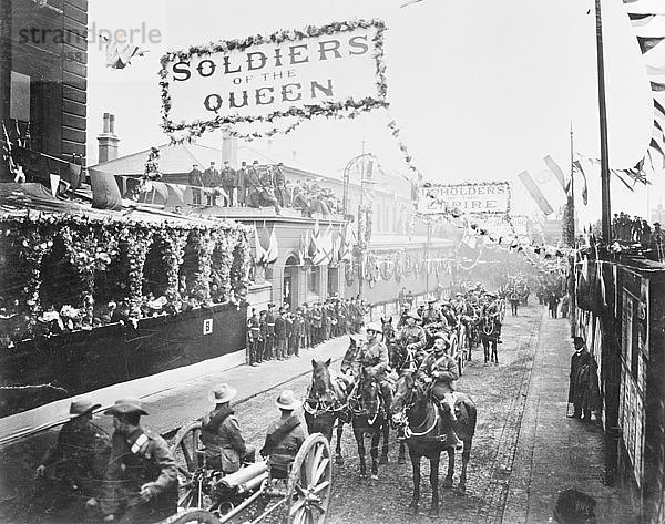 Militäraufmarsch während des Jubiläums von Königin Viktoria  1897. Künstler: Unbekannt
