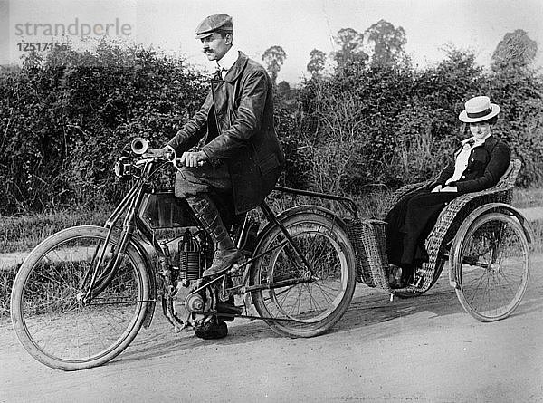 Ein Motorrad mit Anhänger  um 1903. Künstler: Unbekannt