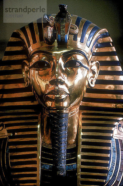 Goldmaske des Tutanchamun auf seinem Mumienkoffer. Künstler: Unbekannt