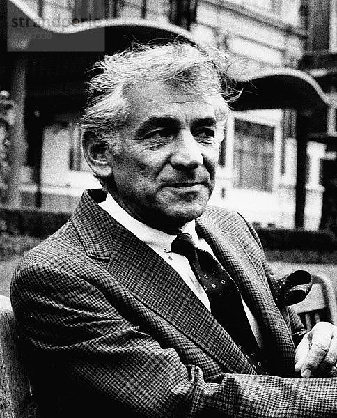 Leonard Bernstein (1918-1990)  amerikanischer Komponist  vor dem Savoy Hotel  London. Künstler: Unbekannt