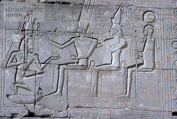 Relief von Ramses II. kniend vor Amun Mut & Khons  Das Ramesseum  Luxor  Ägypten  ca. 1250 v. Chr. Künstler: Unbekannt