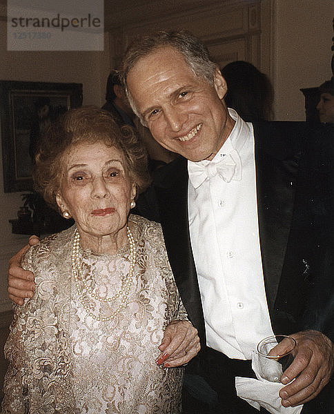 Frances Gershwin (Schwester von George Gershwin) und ihr Sohn  Leopold Godowsky III  New York  Juli 1998. Künstler: George Gershwin Künstler: Unbekannt